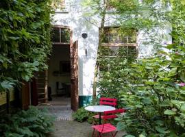 Carriage House in quiet ecological garden, hotel din Anvers