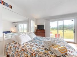 Large Studio with Patio and Pool, hotel em North Truro