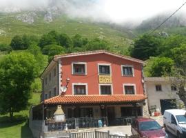Hostal La Plaza, hotel v destinaci Tielve