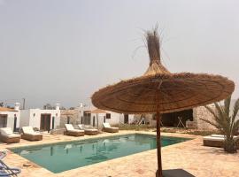 Villa Madame BABOUCHE - Maison Beldi avec piscine，Ghazoua的飯店