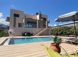 Villa Callista with Private Pool and Hot Tub โรงแรมที่มีที่จอดรถในซิสซี