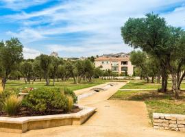 Apartment in provencal style in a beautiful landscape – apartament w mieście Paradou