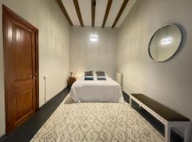 The best room in the Gothic quarter with suite bathroom, B&B in Barcelona
