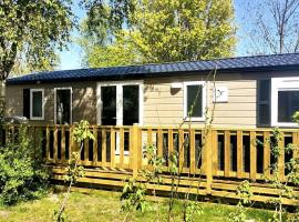 Modern holiday Chalet on lake side holiday park, sumarhús í Lauwersoog