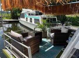 Vintage Minnow for 2 Houseboat, allotjament en vaixell a Savanna