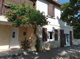 Charmant petit appartement, hotel with parking in Corbarieu
