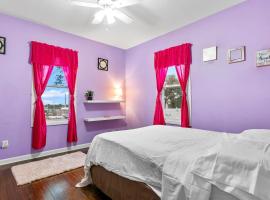 The Pink Room near Yale Hospital/Bridegport โฮสเทลในบริดจ์พอร์ต