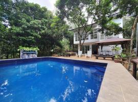 Country Home w Private Pool at Antipolo: Antipolo şehrinde bir kulübe