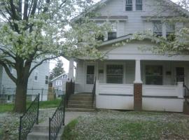 Quiet 3 bed with fenced yard, holiday rental in Columbus