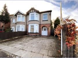 Budgeted Residence near Coventry Building Society (CBS) Arena with Parking, vacation rental in Exhall