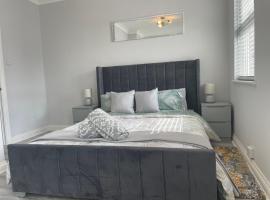 Luxury 2 bedroom maisonette with private garden, fibre WIFI, Sky channels, hotel en Camberley