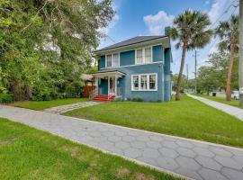 Pet friendly home in Historic Springfield near TIAA, hotelli kohteessa Jacksonville