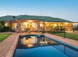 Spacious resort style property with pool in Mudgee - Rest Easy Mudgee Villa