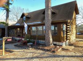 3 Bedroom log cabin with hot tub at Bear Mountain, chalet de montaña en Eureka Springs