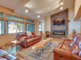 Spacious Old Forge Condo with Patio and Fire Pit!: Old Forge şehrinde bir villa