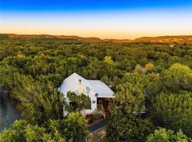 Modern Cabin with Hill Country Views, lavprishotell i Rio Frio