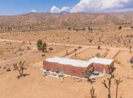 Near Pappy & Harriet's + Rimrock Ranch w/ Hot Tub, hotel na may parking sa Pioneertown