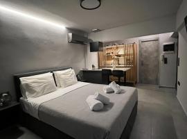 Loft Spa Greece - Enjoy our Jacuzzi، فندق مع جاكوزي في كالاماتا