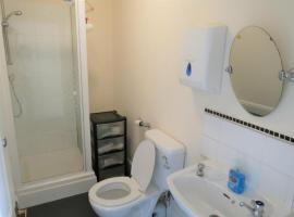 2 Bedroom cosy stay in Barking, hotell i Thamesmead