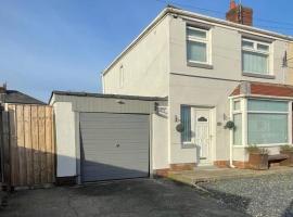 Lovely 3 bedroom house with off street parking, hotel with parking in Thornton