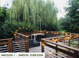 Jardin Juresien Maisons - spa jacuzzi sur demande، كوخ في Juré
