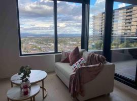 Top Floor Mountain View Luxury Rental Unit in SkyGarden Glen, hotel con pileta en Glen Waverley