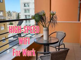 VIP Resort Apartment on Makenzie Beach, ξενοδοχείο στη Λάρνακα