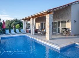 Island Villa Adriana with heated pool and sauna, hotell i Lun