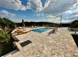Sunny village, house with pool, lantligt boende i Podgorica