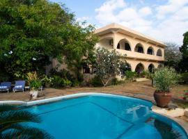 Maweni House - Beachfront, Pool, AC & Cook, hotel in Kilifi