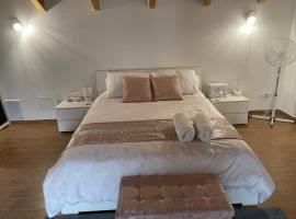 Charming two bedroom house، بيت عطلات في Strevi