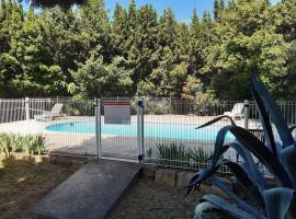 Au coeur des Alpilles Rdc Jardin et Piscine, hotel v destinácii Paradou