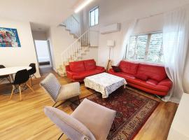 Spacious 3BD Penthouse with Rooftop & Parking – hotel w mieście Ra‘ananna