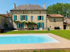 Les maisons du bonheur, hotel dengan parking di Château-Garnier