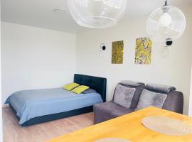 Cozy apartment with lake view, hotel pantai di Trakai