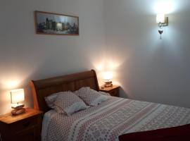 chez Zabou chambre Suzannaise, khách sạn có bồn tắm nóng ở Sainte-Suzanne