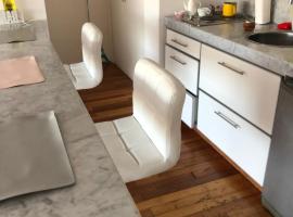 Apartamento Av kennedy y Cerviño a metros embajada EEUU, hotell i Buenos Aires