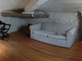 Quaint and original loft room, cheap hotel in Bourigeole