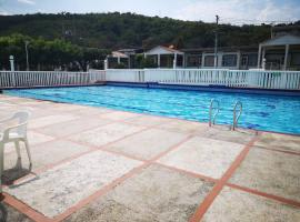 Hermosa y cómoda casa con piscina en Girardot, hotel con parking en Girardot