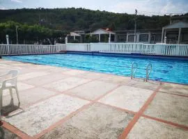 Hermosa y cómoda casa en conjunto con piscina en Girardot