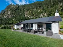 Lakehouse Retreat - Whakamaru Holiday Home