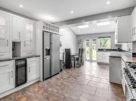 Spacious 4-bed Home Garden, Parking & Near City