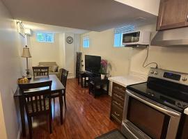 Basement apartment, feriebolig i Richmond Hill