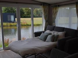 Brand new chalet on a completely new luxury resort, Ferienhaus in Berkedonk Ven