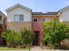 3 bedroom Townhouse In Bonbeach VIC, holiday home in Bonbeach