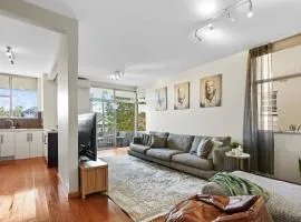 Sunny Bondi Retreat: Beach & Culture Unite!