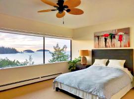 Waterfront Room2 with Private Bath near Marina, rental liburan di Gibsons