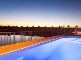 Gecko - On the Marina with Pool & Private Jetty, alquiler vacacional en la playa en Exmouth