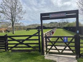 Tarka Holiday Park, glamping em Ashford