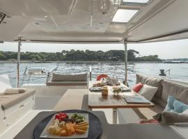 LUXE Crewed Catamaran, Sailing Mangofloat, Croatia，斯普利特的飯店